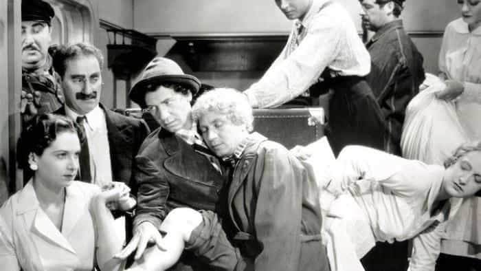 نقد و بررسی فیلم یک شب در اپرا محصول سال 1935 | چیبینو