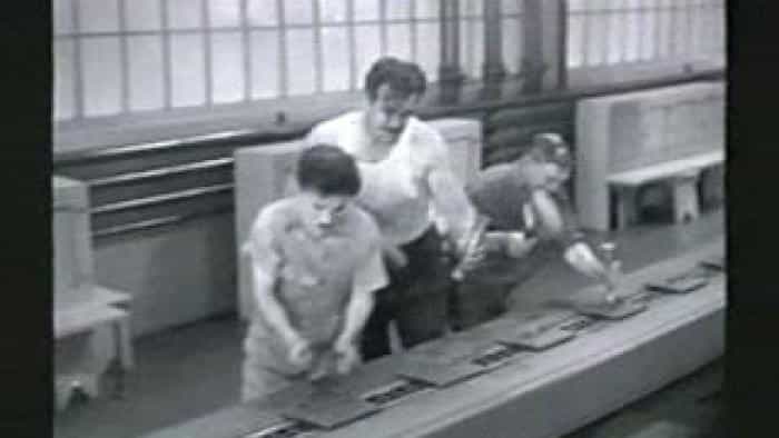 نقد و بررسی فیلم اوقات معاصر محصول سال 1936 | چی‌بینو