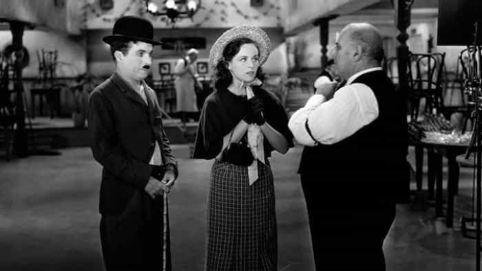 نقد و بررسی فیلم اوقات معاصر محصول سال 1936 | چی‌بینو