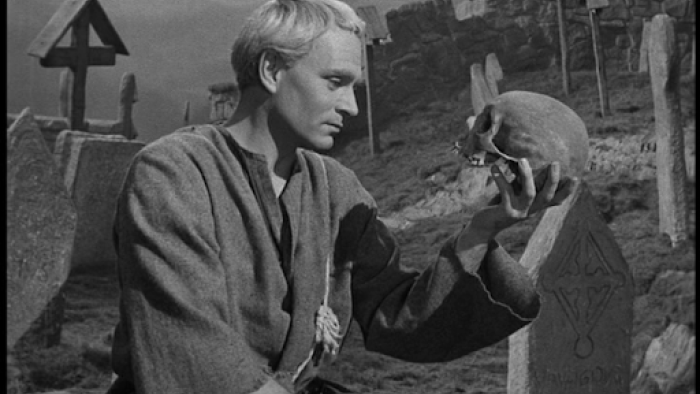 نقد و بررسی فیلم هملت محصول سال 1948 | چی‌بینو