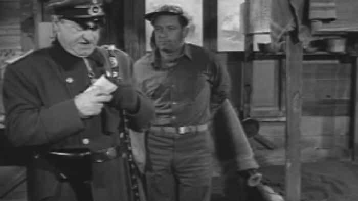 نقد و بررسی فیلم اردوگاه اسرای جنگی ۱۷ (1953) | چی‌بینو