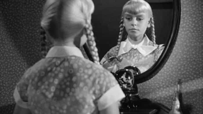نقد و بررسی فیلم دانه بد محصول سال 1956 | چی‌بینو