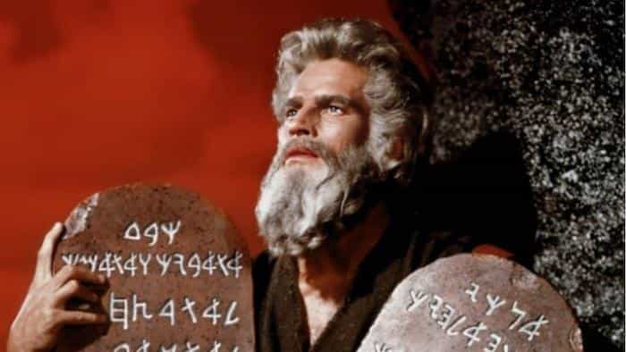 نقد و بررسی فیلم ده فرمان محصول سال 1956 | چی‌بینو