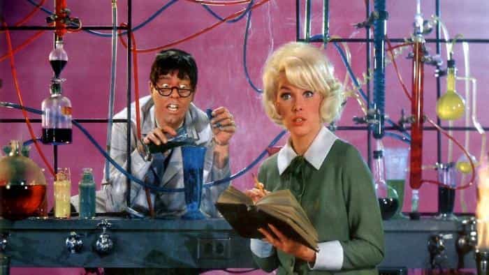 نقد و بررسی فیلم پرفسور دیوانه محصول سال 1963 | چی‌بینو