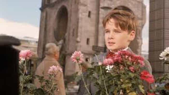 نقد و بررسی فیلم امیل و کارآگاهان محصول سال 1964 | چی‌بینو