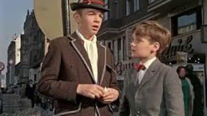 نقد و بررسی فیلم امیل و کارآگاهان محصول سال 1964 | چی‌بینو