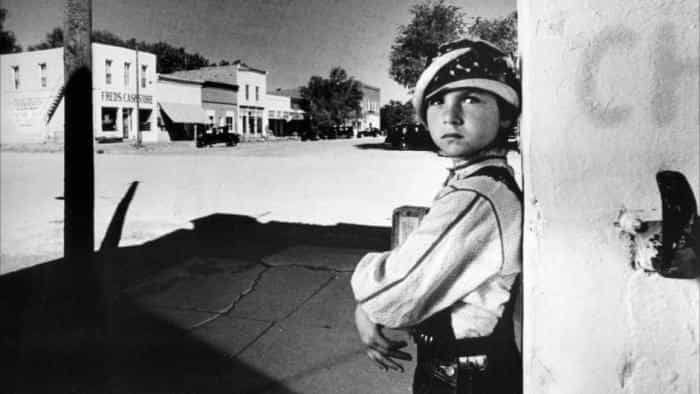 نقد و بررسی فیلم ماه کاغذی محصول سال 1973 | چیبینو