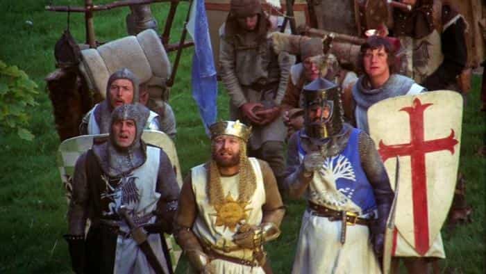 نقد و بررسی فیلم مونت پایتون و جام مقدس (1975) | چی‌بینو