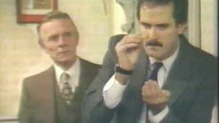 نقد و بررسی سریال برج‌های عیب‌دار محصول سال 1975 | چی‌بینو