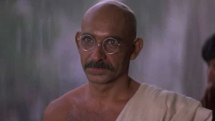 نقد و بررسی فیلم گاندی محصول سال 1982 | چی‌بینو