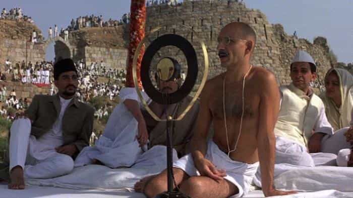 نقد و بررسی فیلم گاندی محصول سال 1982 | چی‌بینو