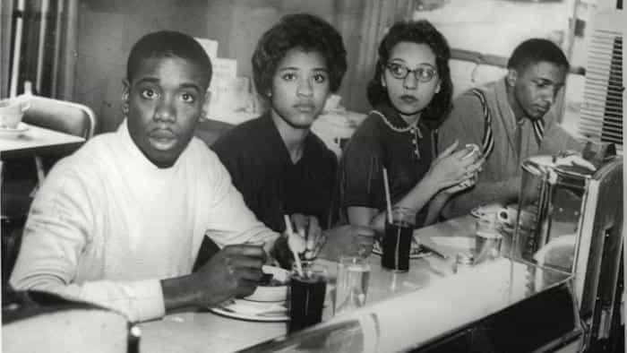 نقد و بررسی سریال چشم به جایزه بدوز محصول سال 1987 | چی‌بینو