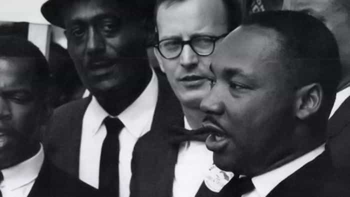 نقد و بررسی سریال چشم به جایزه بدوز محصول سال 1987 | چی‌بینو