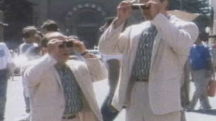 نقد و بررسی فیلم دوقلوها محصول سال 1988 | چی‌بینو