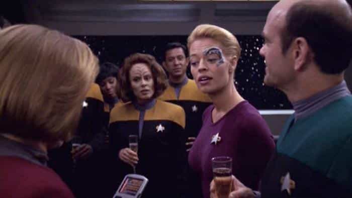 نقد و بررسی سریال پیشتازان فضا: مسافر (1995) | چی‌بینو