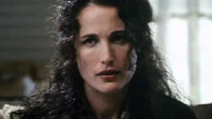 نقد و بررسی فیلم میکائیل محصول سال 1996 | چی‌بینو