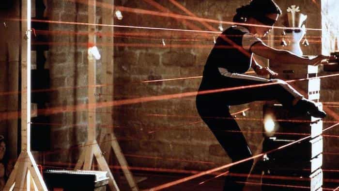 نقد و بررسی فیلم فریبکاری محصول سال 1999 | چی‌بینو