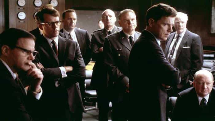 نقد و بررسی فیلم سیزده روز محصول سال 2000 | چی‌بینو