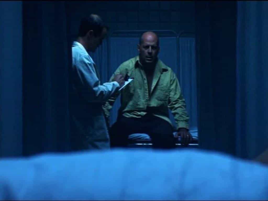 نقد و بررسی فیلم آسیب‌ناپذیر (شکست‌ناپذیر) (2000) | چی‌بینو