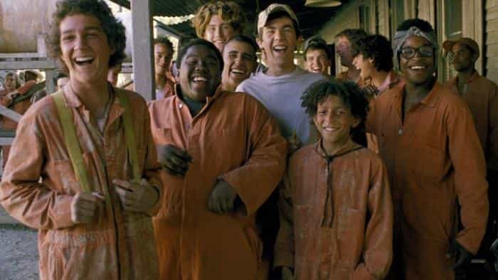 نقد و بررسی فیلم سوراخ‌ها محصول سال 2003 | چی‌بینو