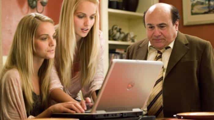 نقد و بررسی فیلم تالار را بیارایید محصول سال 2006 | چی‌بینو