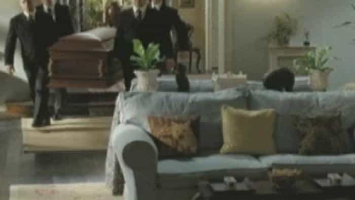 نقد و بررسی فیلم مرگ در مراسم خاکسپاری (2007) | چی‌بینو