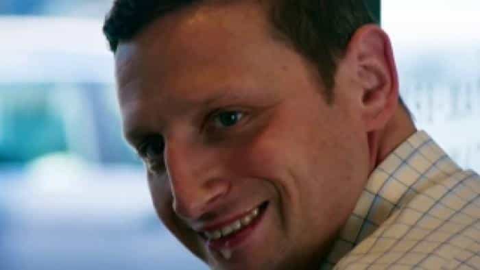 نقد و بررسی سریال فکر میکنم باید با تیم رابینسون بری (2019)