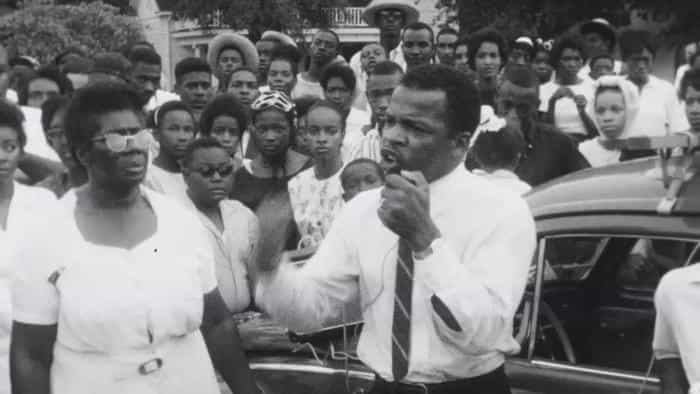 نقد و بررسی فیلم جان لوئیس: مشکل خوب (2020) | چیبینو