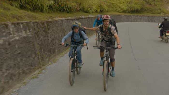 نقد و بررسی سریال مسابقه به مرکز زمین (2021) | چی‌بینو