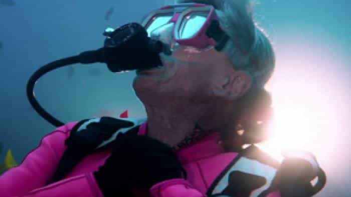 نقد و بررسی فیلم زندگی با کوسه‌ها: داستان والری تیلور (2021)