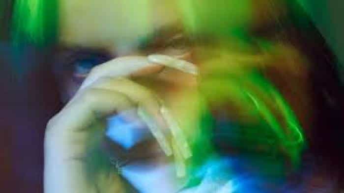 نقد و بررسی فیلم بیلی آیلیش: جهان کمی تار...(2021) | چی‌بینو