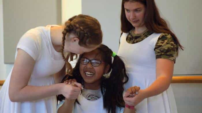 نقد و بررسی فیلم همه برقصید محصول سال 2022 | چی‌بینو