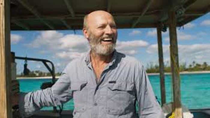 نقد و بررسی فیلم جزیره دلفین ها محصول سال 2021 | چی‌بینو