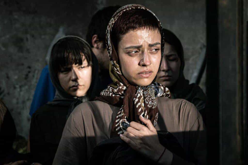 نقد و بررسی فیلم مردن در آب مطهر محصول سال 2020 | چی‌بینو