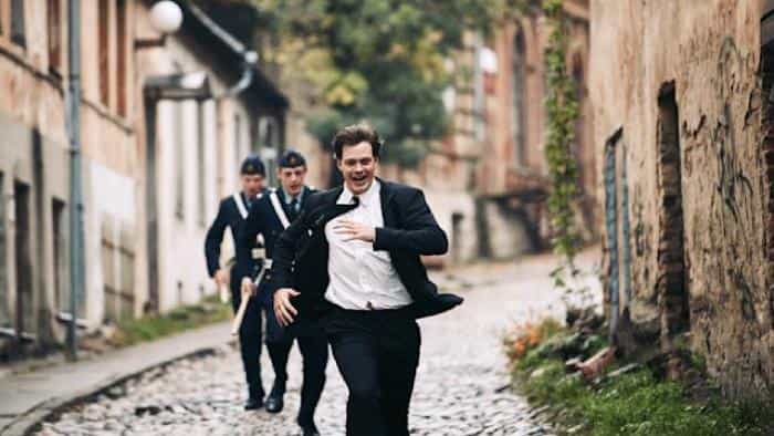 نقد و بررسی سریال کلارک محصول سال 2022 | چی‌بینو