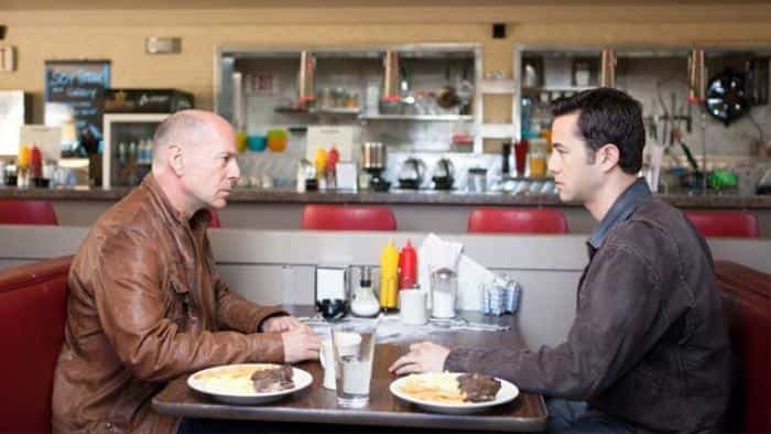 نقد و بررسی فیلم Looper محصول سال 2012 | چی‌بینو
