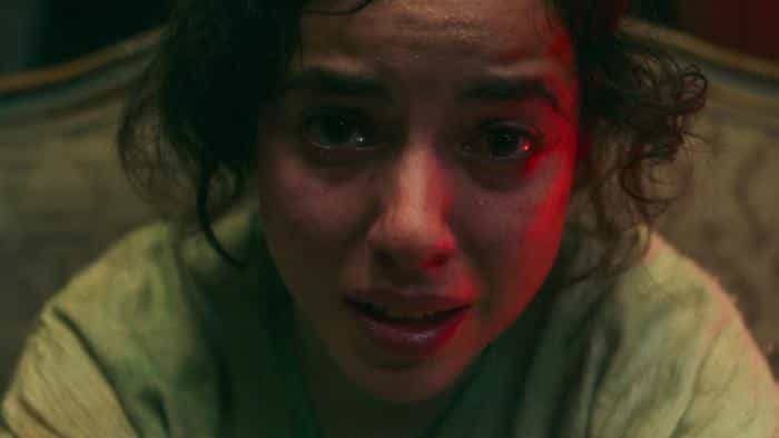 نقد و بررسی فیلم هیچکس زنده بیرون نمی‌رود (2021) | چی‌بینو