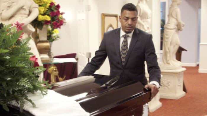 نقد و بررسی سریال خاکسپاری توسط برنارد (2021) | چی‌بینو