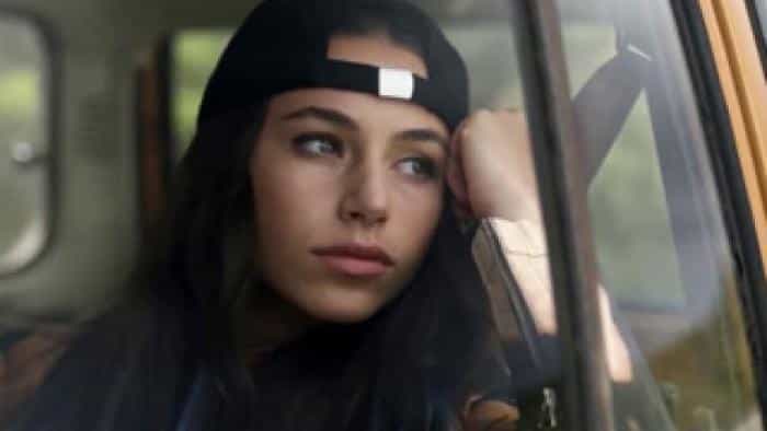 نقد و بررسی سریال تابستان را به سلامت گذراندن (2022)