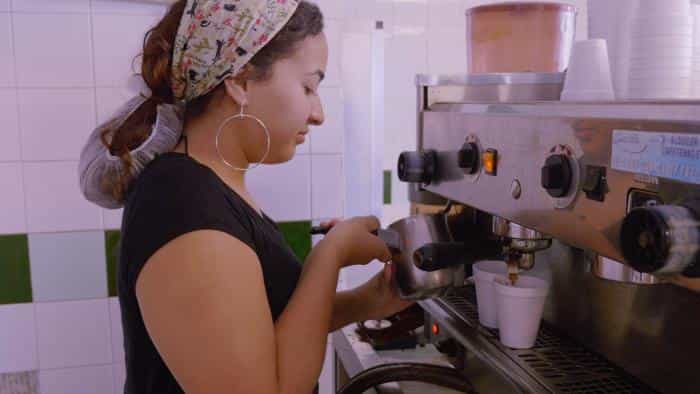 نقد و بررسی فیلم اتاق را در اختیار بگیرید (2021) | چی‌بینو