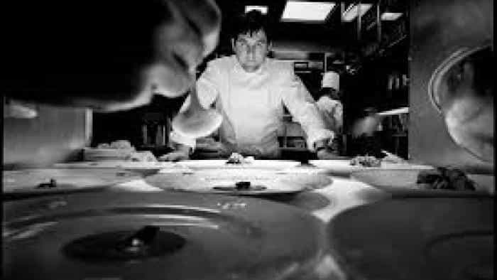 نقد و بررسی فیلم عشق، چارلی: ظهور و سقوط ...(2021) | چی‌بینو