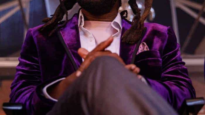 نقد و بررسی سریال رویاپردازی در حالی که سیاه هستم (2023)