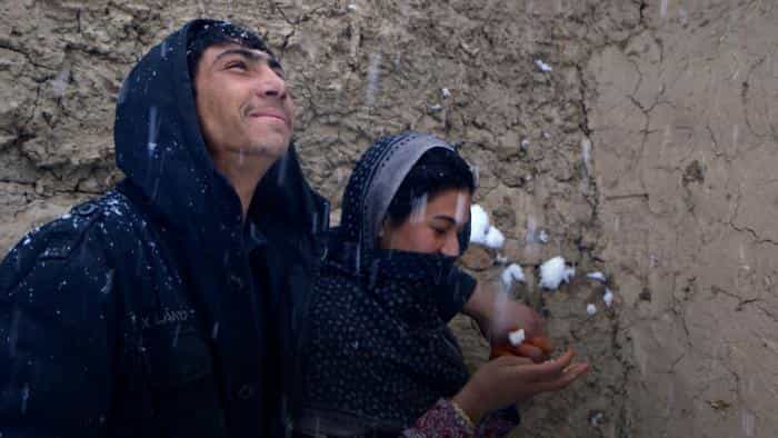 نقد و بررسی فیلم سه ترانه برای بنازیر (2021) | چی‌بینو