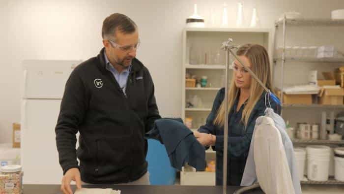 نقد و بررسی فیلم زمین پلاستیکی محصول سال 2023 | چی‌بینو