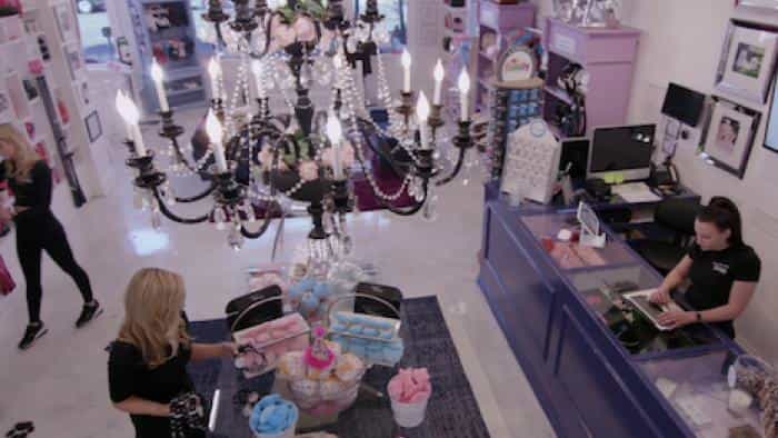 نقد و بررسی سریال سگ‌های وندربامپ محصول سال 2021 | چی‌بینو