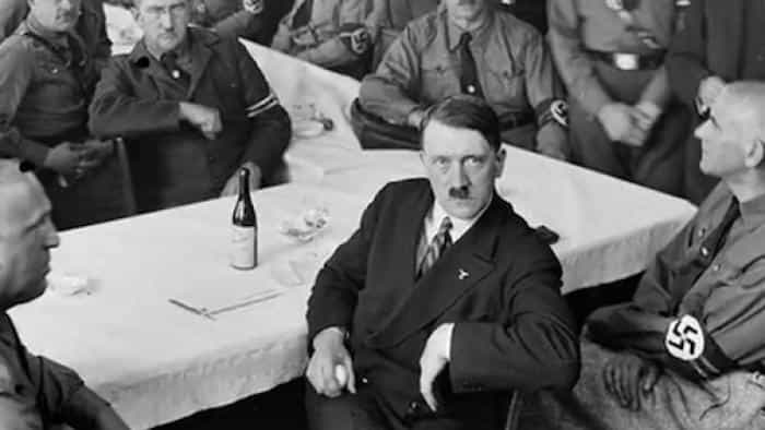 نقد و بررسی سریال چگونه دیکتاتور شویم (2021) | چی‌بینو