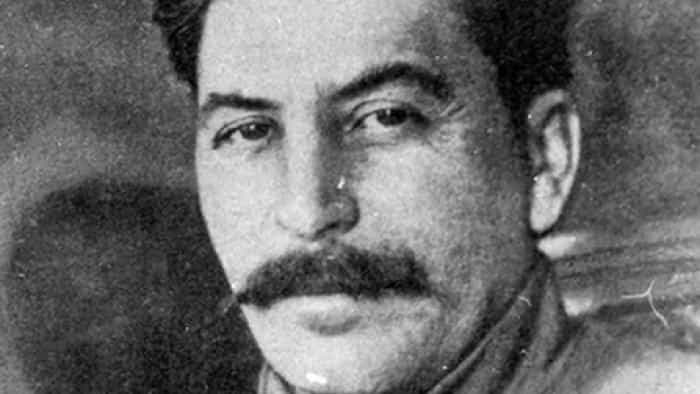 نقد و بررسی سریال چگونه دیکتاتور شویم (2021) | چی‌بینو