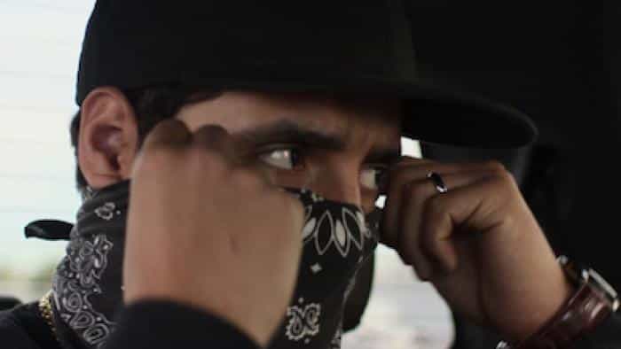 نقد و بررسی سریال دزدی محصول سال 2021 | چی‌بینو