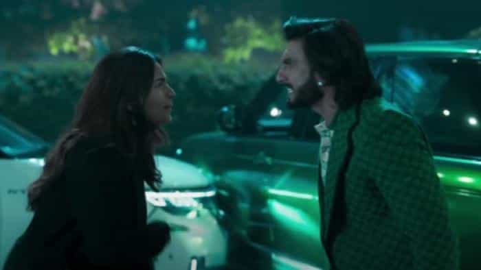 نقد و بررسی فیلم داستان عاشقانه راکی و رانی (2023) | چی‌بینو