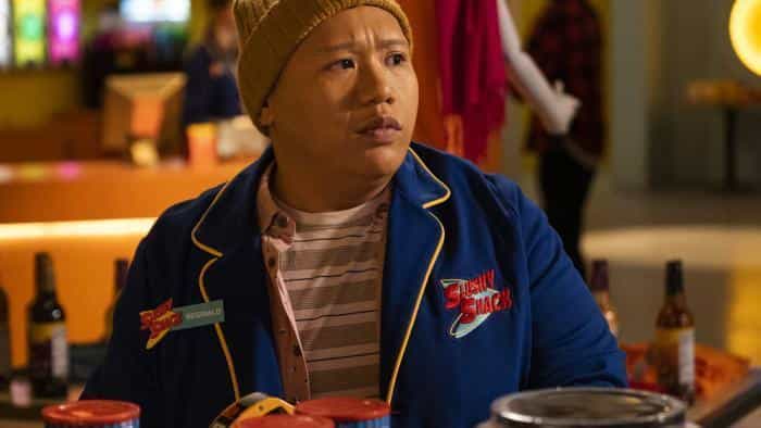 نقد و بررسی سریال رجینالد خون‌آشام محصول سال 2022 | چی‌بینو